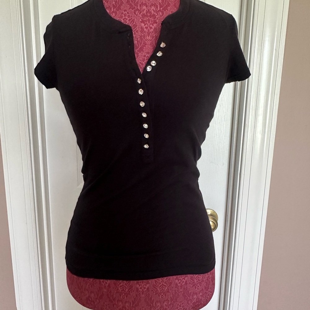 Twotwentytwo Black rhinestone button Women's T-shirt